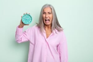 imgi 9 mujer pelo gris mediana edad gritando agresivamente mirando muy enojado concepto